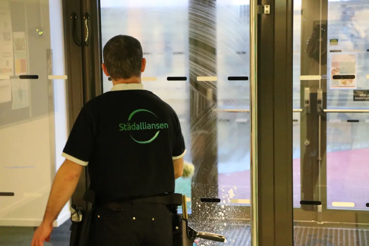 Professionell rengöring av glasytor i butik