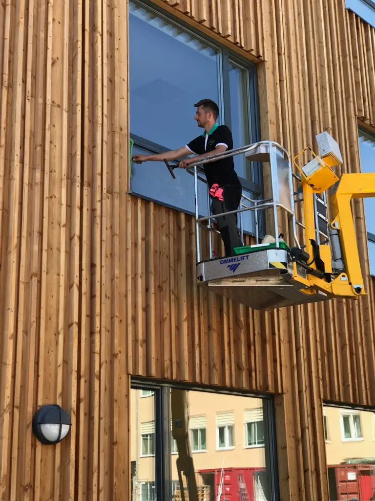 Professionell fönsterputs på hög höjd