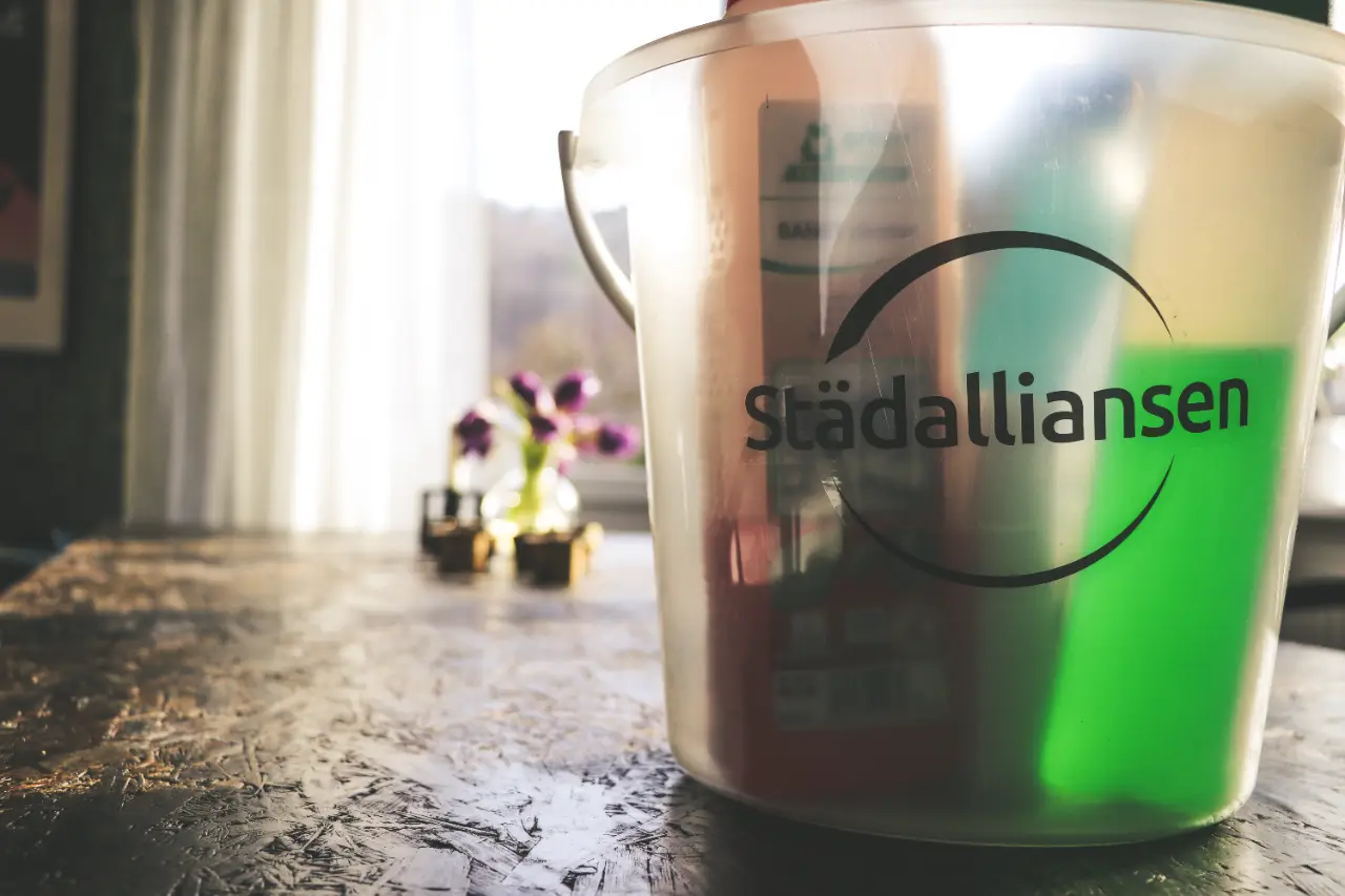 Städalliansens rengöringsmedel på en köksbänk