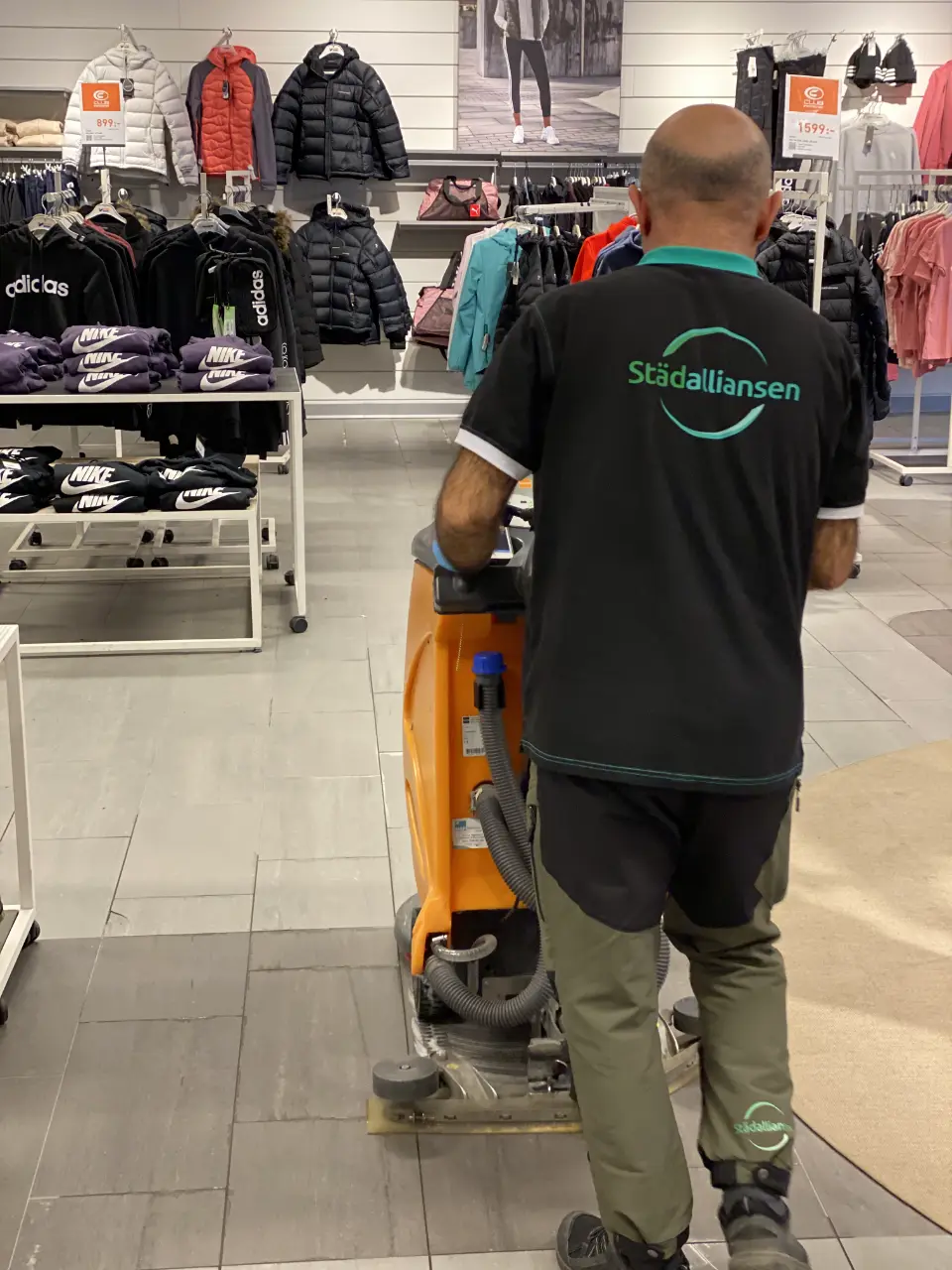 Nystädat golv i butiksmiljö