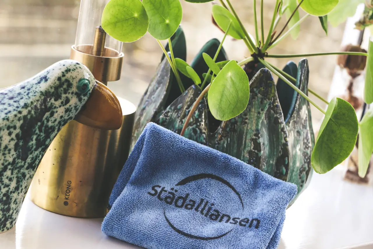 Mikrofiberduk och städutrustning med Städalliansens logotyp