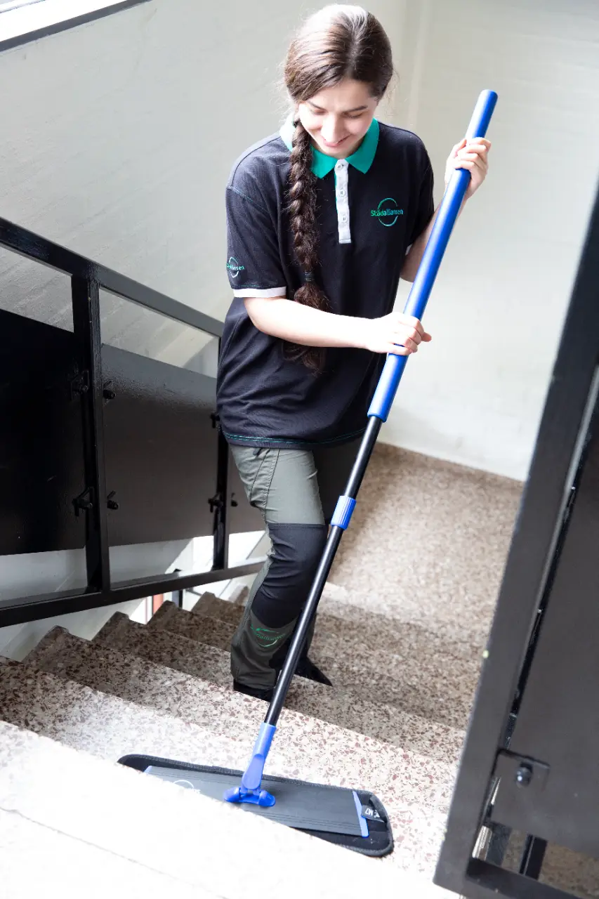 Professionell städning i ett trapphus